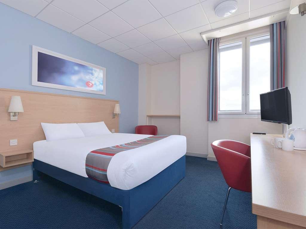 Travelodge Cirencester Oda fotoğraf