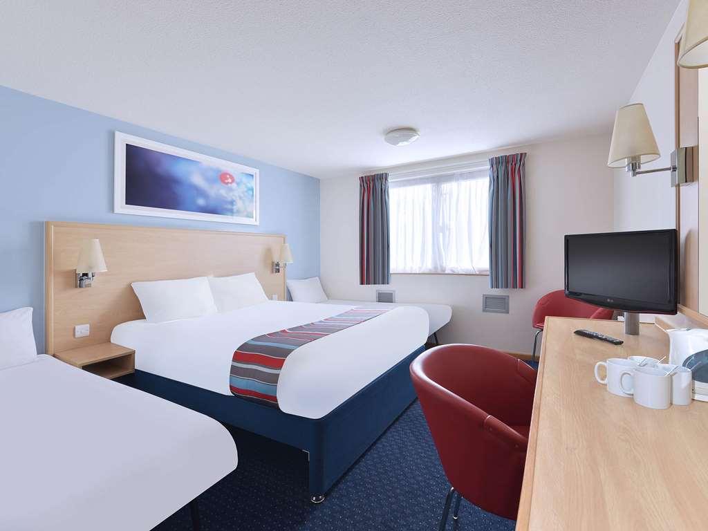 Travelodge Cirencester Oda fotoğraf