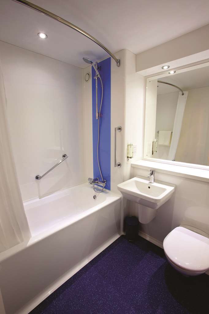 Travelodge Cirencester Oda fotoğraf